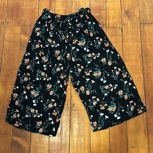 American Eagle Flowy Black Floral Wide Leg Ankle Pant Size M